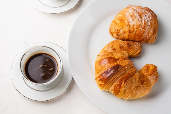 Kávé serrved a croissant és a sfogliatella (tipikus Napoli sw — Stock Fotó