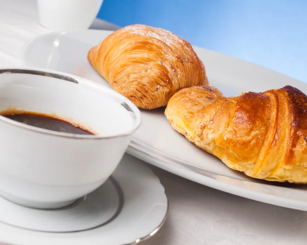 Caffè servito con croissant e sfogliatella (tipico napoletano sw — Foto Stock