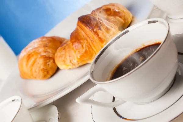 Coffee serrved with croissant and sfogliatella(typical Napoli sw — Stock Photo, Image