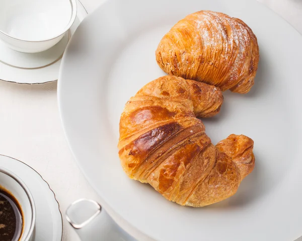 Café serrado com croissant e sfogliatella (típico Napoli sw Imagem De Stock