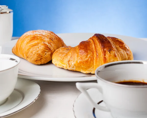 Café servido con croissant y sfogliatella (típico sw Napoli Imagen De Stock