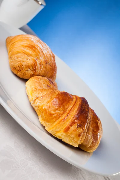 Koffie serrved met croissant en sfogliatella (typische Napoli sw Stockfoto