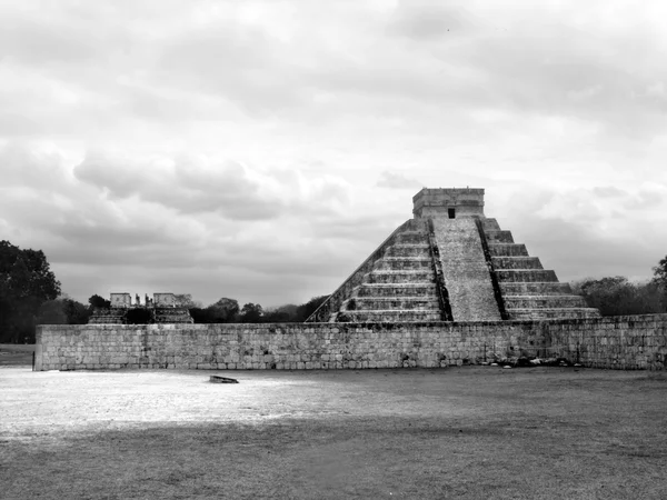 Chichen Itza Maya harabelerini castillo — Stok fotoğraf