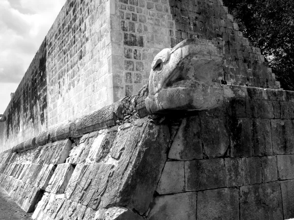 Maya ruïnes van Chichen itza snake — Stockfoto