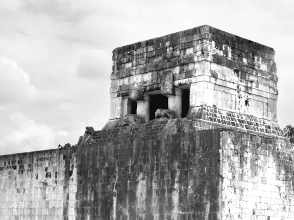 Maya bal Hof tempel — Stockfoto