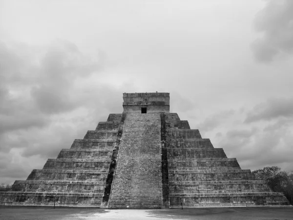 Пирамида Чичен-Ица Майя Кастильо — стоковое фото