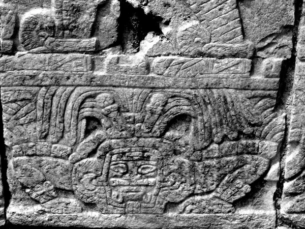 Chichen itza Maya glyphs — Stockfoto