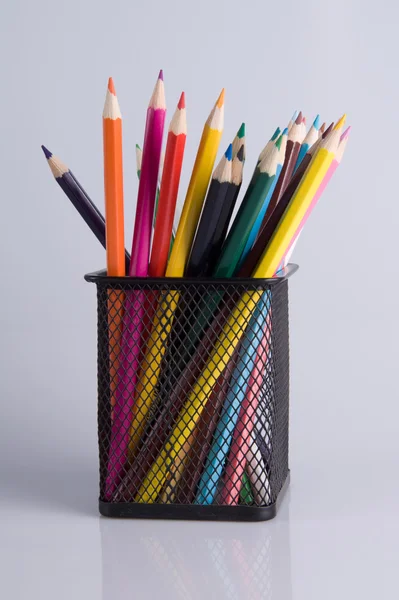 Färgglada pennor i en hållare på en vit bakgrund närbild — Stockfoto