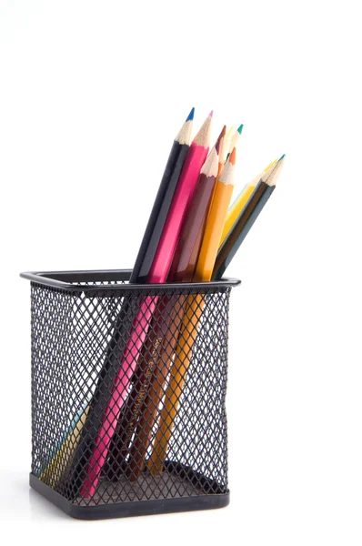 Färgglada pennor i en hållare på en vit bakgrund närbild — Stockfoto