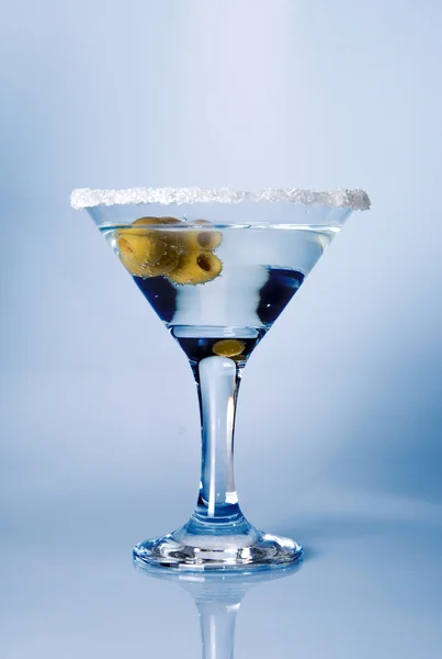 Um Cocktail de Olive Martini — Fotografia de Stock