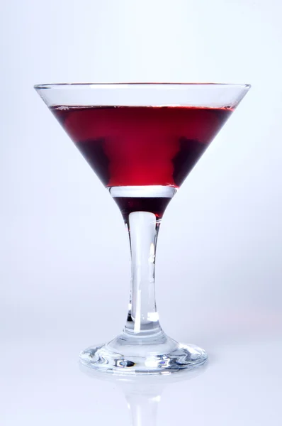 Červený nápoj ve sklenici martini — Stock fotografie