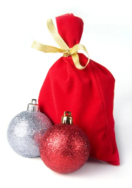 Sac cadeau et boules de Noël — Photo