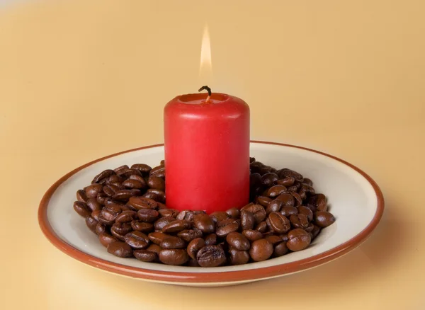 Brinnande ljus och kaffebönor — Stockfoto