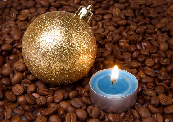 Burning candle and coffee beans — Stock Photo, Image