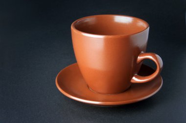 kahverengi kupa ve fincan tabağı