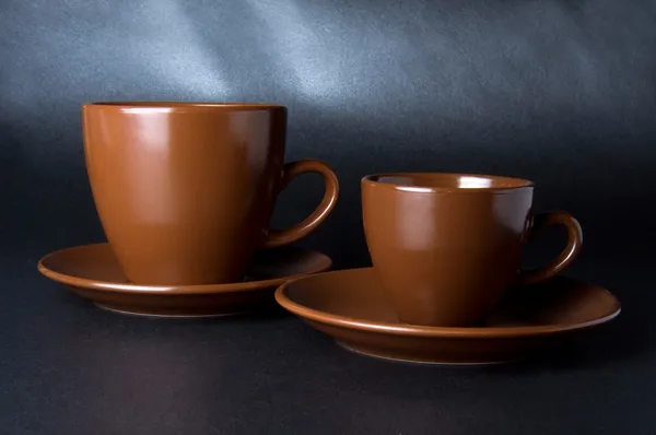 Две коричневые чашки и тарелки изолированы — стоковое фото