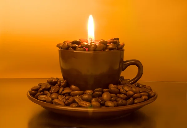 Свеча в чашке — стоковое фото