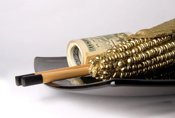 Dinheiro e ouro - alimento para a economia mundial — Fotografia de Stock