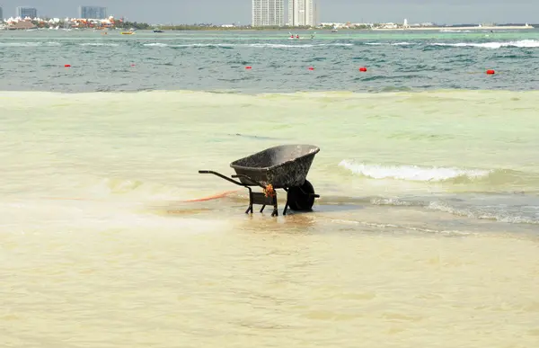 Košík na pláži — Stock fotografie