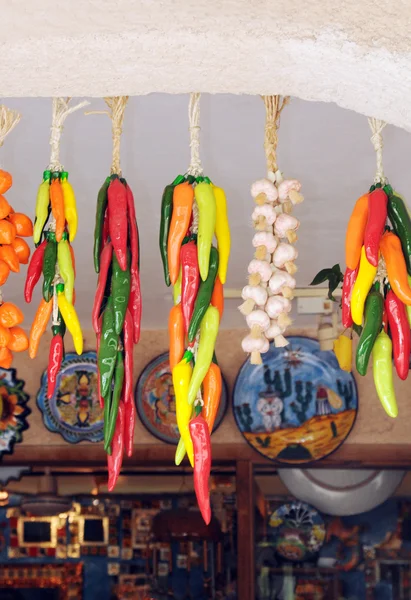 Bunch of chilli and garlic under the roof of a shop in Mexico — Stock Photo, Image