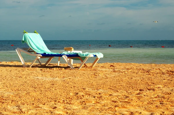 Leżakami na plaży — Zdjęcie stockowe