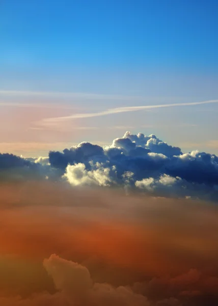 Voando acima das nuvens ao pôr-do-sol — Fotografia de Stock