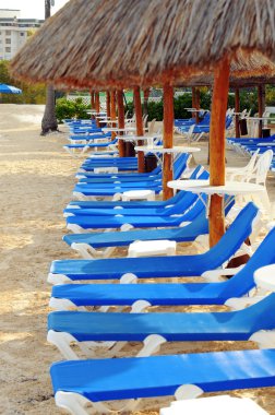 kumlu sahilde güneş sandalyeler