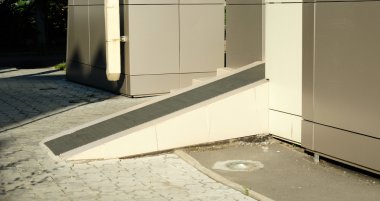 Tekerlekli sandalyeler için rampa