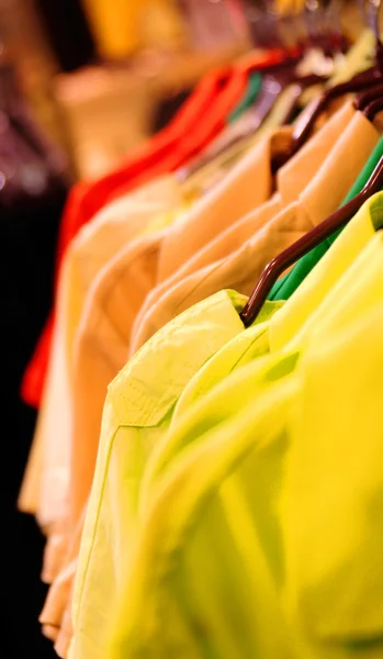 Shirts op hangers — Stockfoto