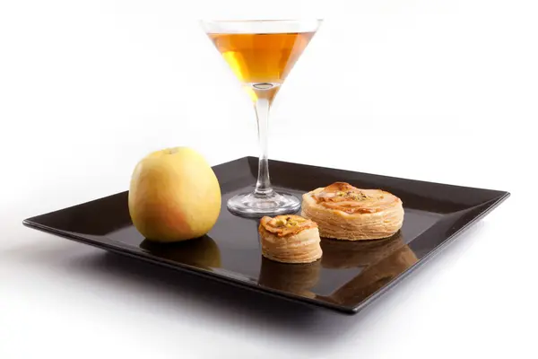 Apple pie skivor med drink — Stockfoto