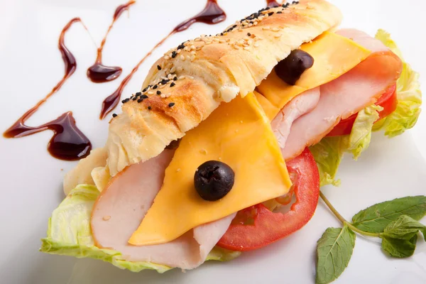 salamlı sandviç ve patates cipsi