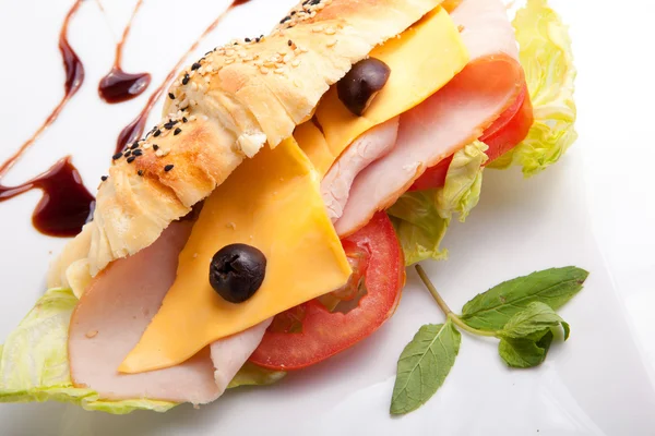 Peynirli kruvasan sandviç Öğle Yemeği — Stok fotoğraf