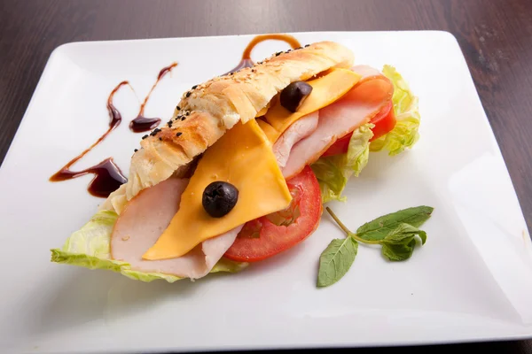 Peynirli kruvasan salamlı sandviç — Stok fotoğraf