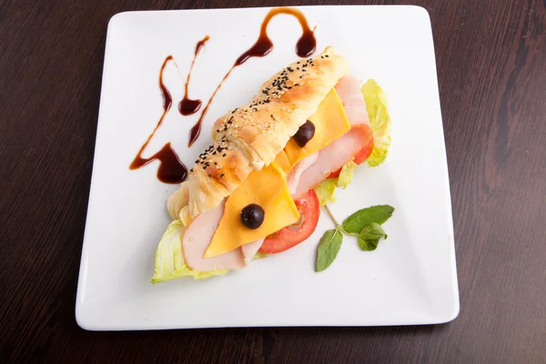 Sandwich au salami croissant au fromage — Photo