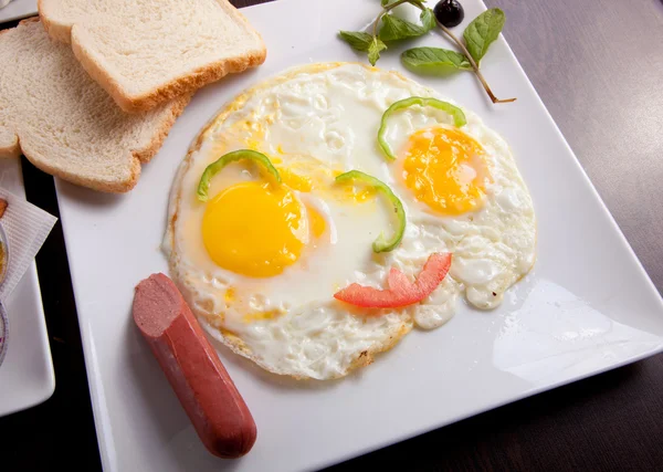 Frühstück mit Spiegeleiern, Toast und Saft — Stockfoto