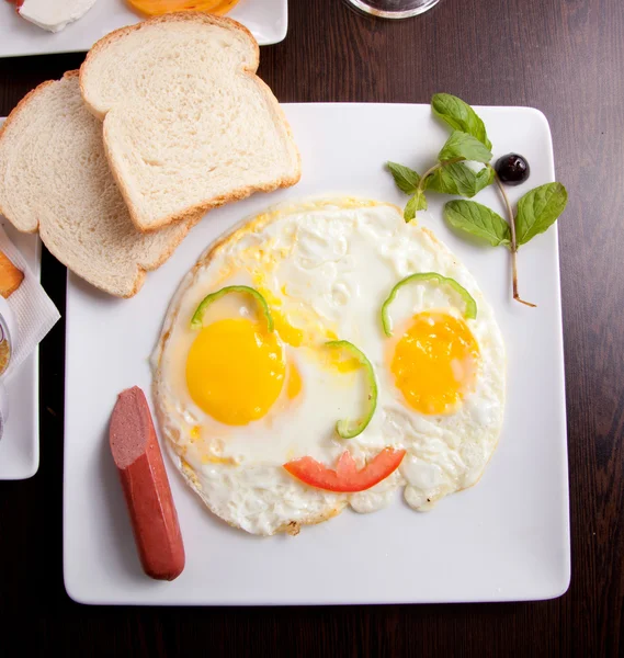 sahanda yumurta, tost ve suyu Kahvaltı