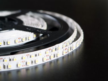 çizgili siyah arka plan üzerinde yol açtı.