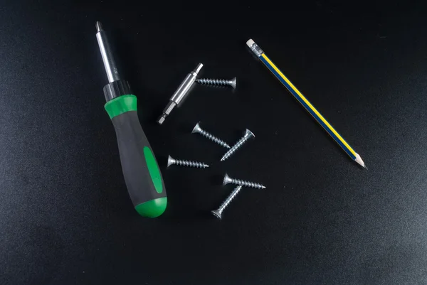 Screws, screwdriver and pencil — Stock Photo, Image