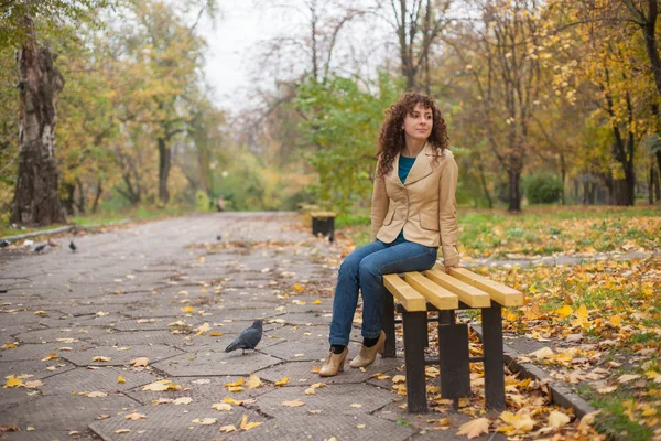 Beautifull girl walk in autumn park — Stock Photo, Image