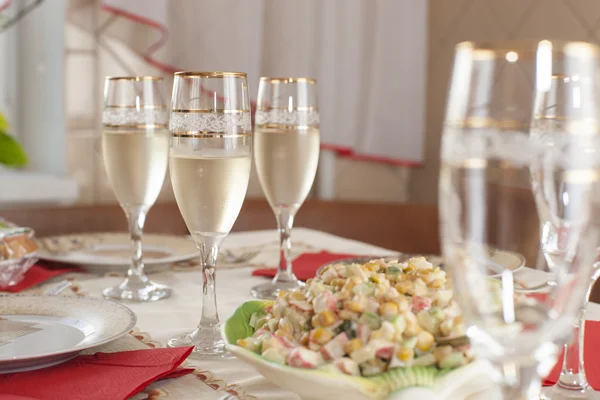 Glasses of champagne stay at the table — Stock Photo, Image