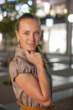 güzel kız kalın Meydanı'nda gece