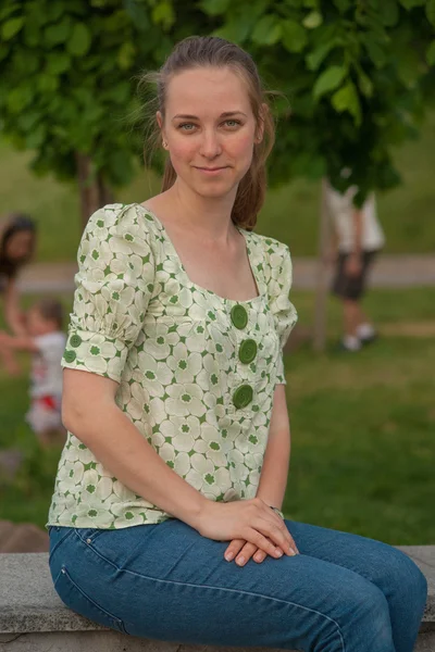 Beautiful young woman in park in summer — Stock Photo, Image