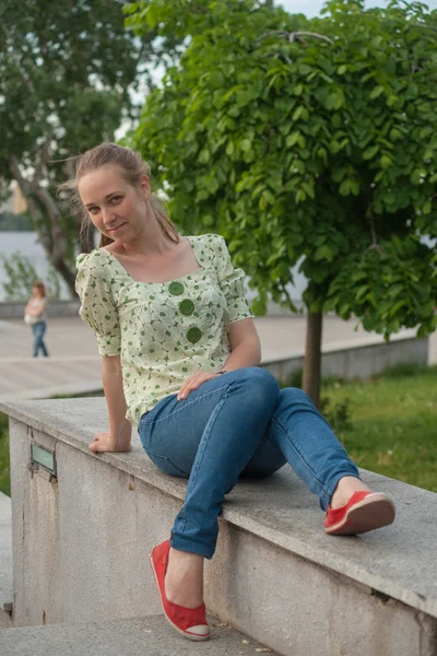 Beautiful young woman in park in summer — Stock Photo, Image