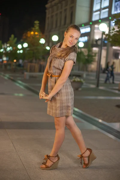 Beautifull girl stay at the square in the night — Stock Photo, Image