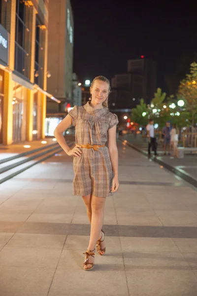 Beautifull girl stay at the square in the night — Stock Photo, Image