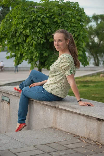 Beautiful young woman in park in summer — Stock Photo, Image