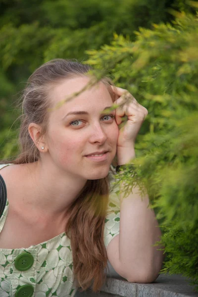 Mooie jonge vrouw in park in de zomer — Stockfoto