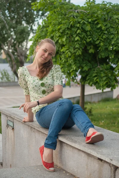 Beautiful young woman in park in summer — Stock Photo, Image