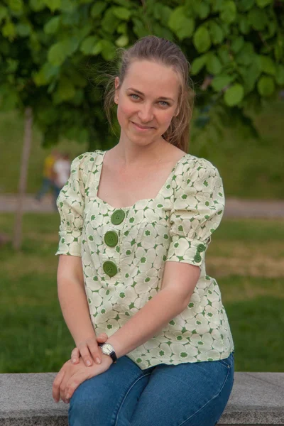 Beautiful young woman in park in summer — Stock Photo, Image