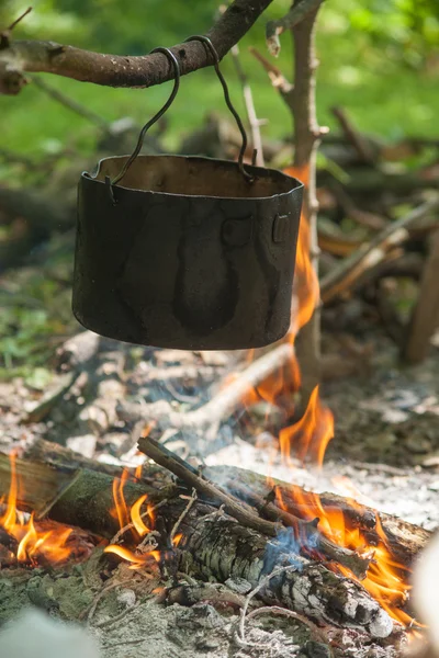 Garnek do gotowania na ogień w kampanii — Zdjęcie stockowe